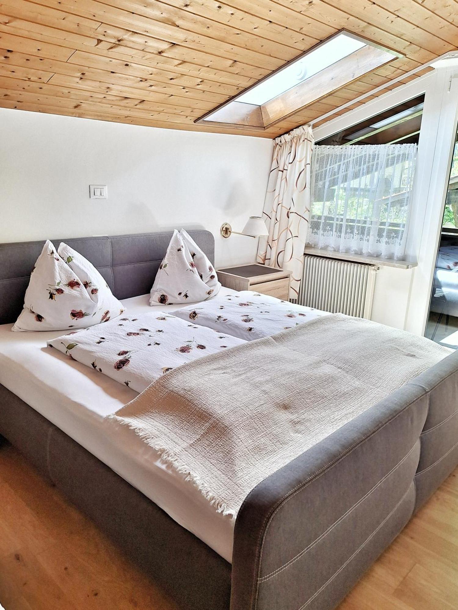 Cafe Rudi Living Bed and Breakfast Parcines Εξωτερικό φωτογραφία