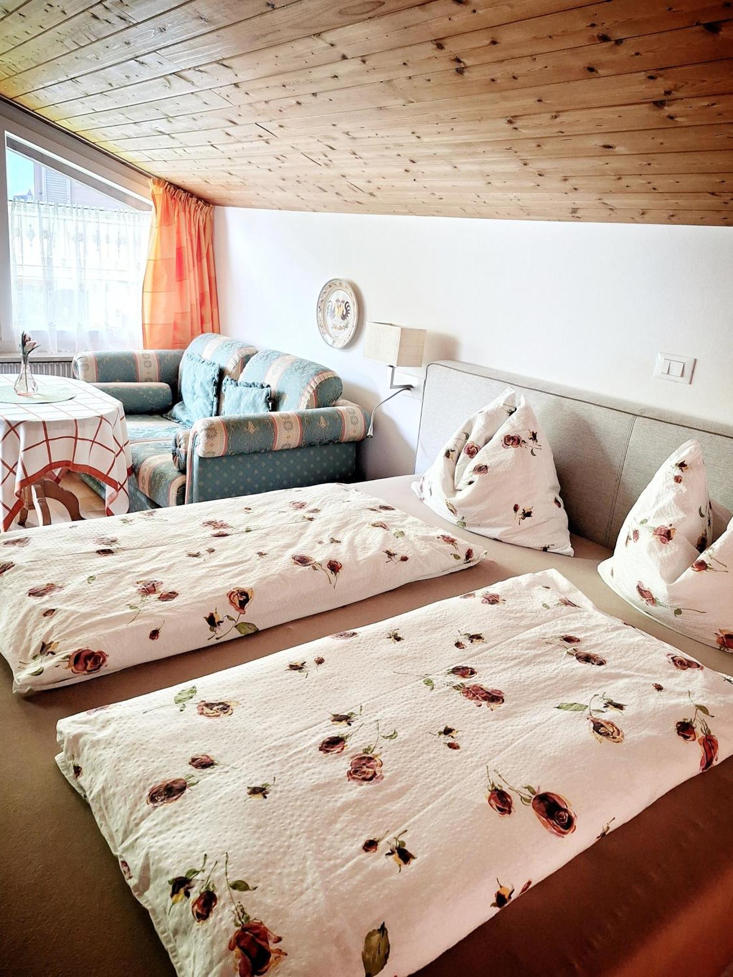 Cafe Rudi Living Bed and Breakfast Parcines Εξωτερικό φωτογραφία
